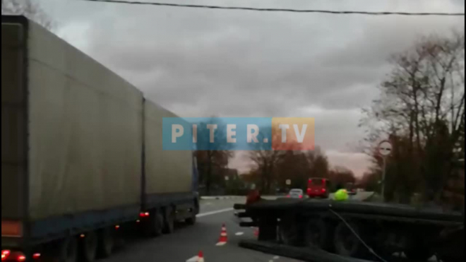 На Таллинском шоссе "Газель" и фура во время столкновения вылетели в кювет