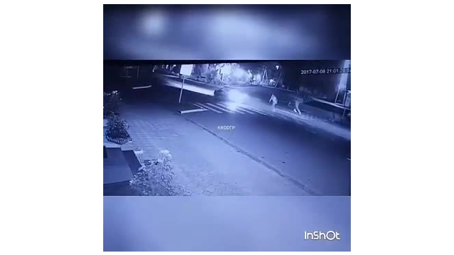 Видео: в Абинске водитель на иномарке "прокатил" девушку на капоте и скрылся
