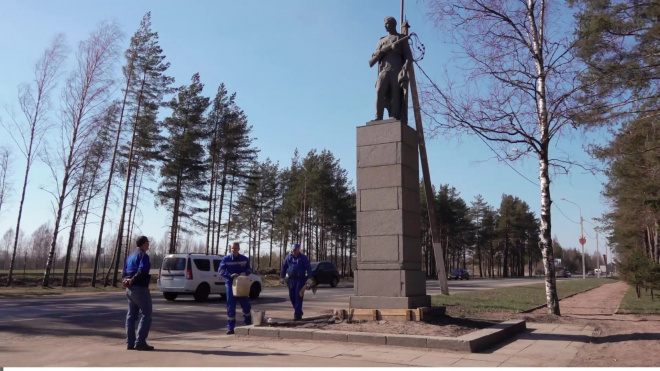 Видео: сотрудники Выборгтеплоэнерго укрепили фундамент памятника освободителям города