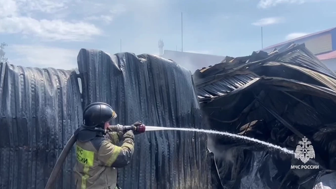 В Краснодарском крае ликвидировали пожар в цеху по производству матрасов 