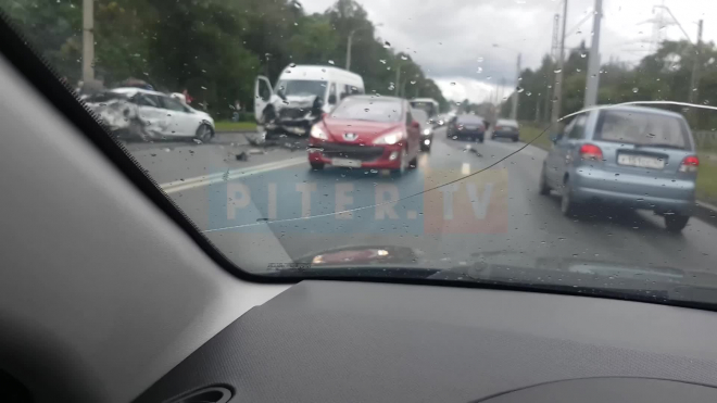 Видео: на Петергофском шоссе в аварии сильно пострадали легковушка и маршрутка