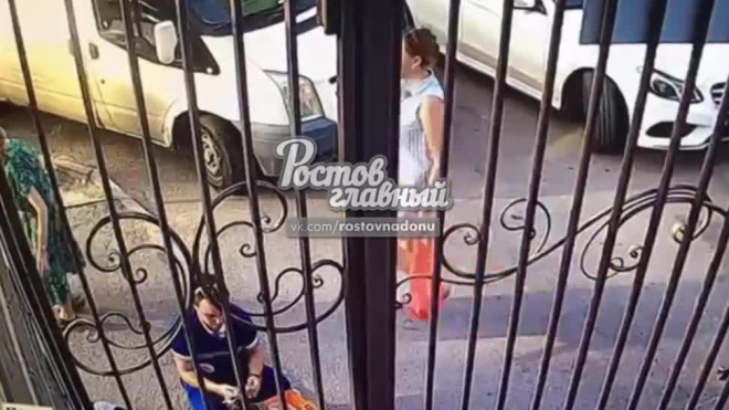 Видео: в Ростове-на-Дону фельдшер пнул ногой выпившую пенсионерку