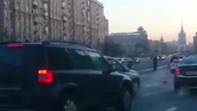 Появилось видео с Кутузовского проспекта в Москве, где иномарка сбила насмерть пешехода