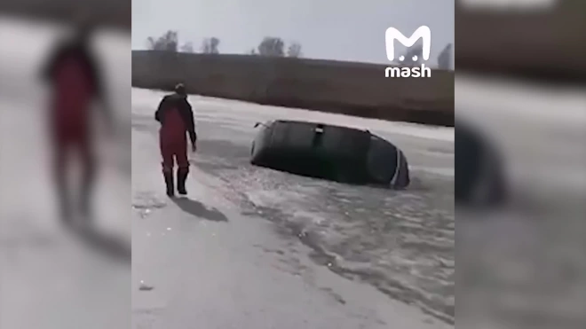 В Иркутской области микроавтобус устроил дрифт на реке и провалился под лед