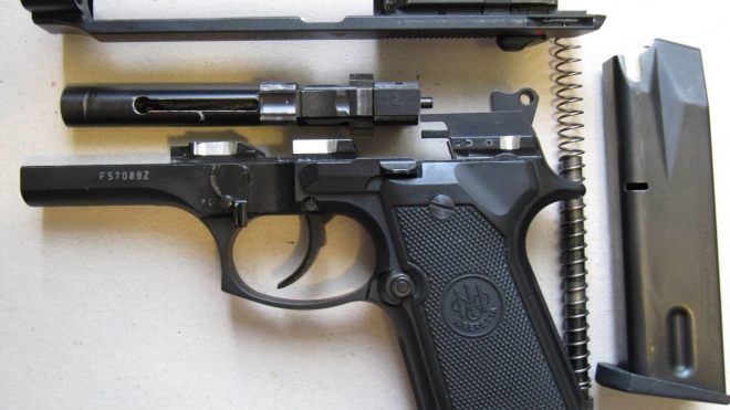 Женщина сдала на хранение в "Балтийский банк" пистолет Беретта