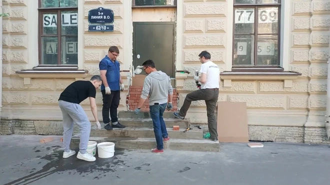 Жители дома Макаровых и градозащитники замуровали кирпичом незаконные дверные проёмы 