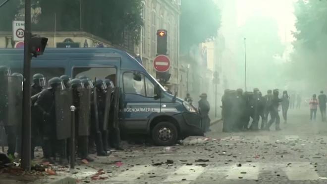 В Париже во время беспорядков ранили 19 полицейских