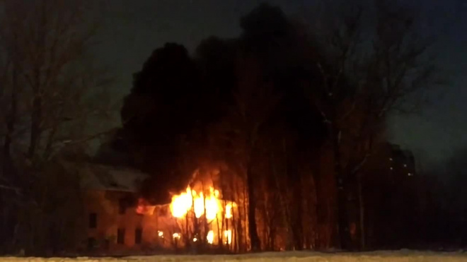 В Приморском районе загорелся двухэтажный дом