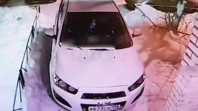 Видео: петербуржец решил наказать водителя, который паркуется прямо у выхода из подъезда