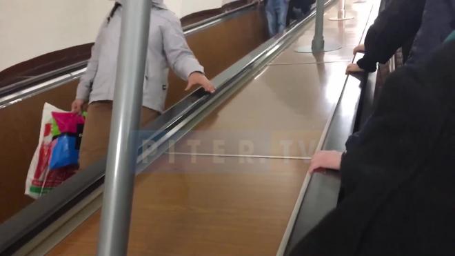 Видео: пассажиры поднимались пешком по эскалатору на "Новочеркасской"