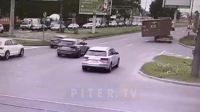 Видео: упавший контейнер перегородил дорогу машинам на Витебском проспекте