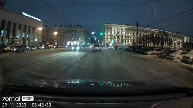 Момент аварии Renault с трамваем попал на видео