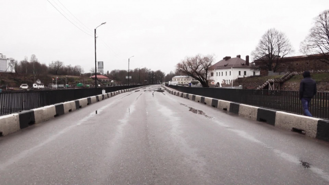 Видео: дорожники продолжают ремонт Крепостного моста в Выборге