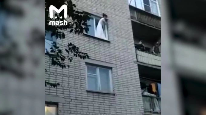 Женщина в свадебном платье выпала из окна многоэтажки в Алтайском крае