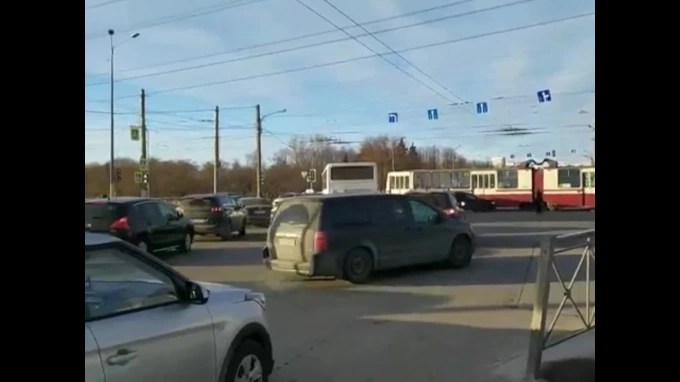 Иномарка врезалась в трамвай на Петергофском шоссе