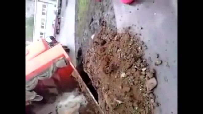 Жители Екатеринбурга сняли на видео КамАЗ, который провалился под землю
