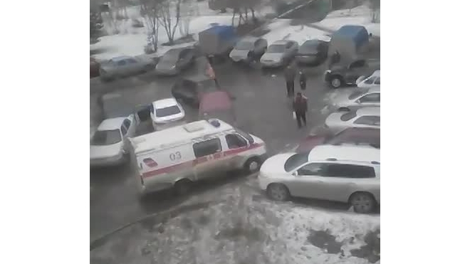 Видео: в Омске перекрыли дорогу машине скорой помощи