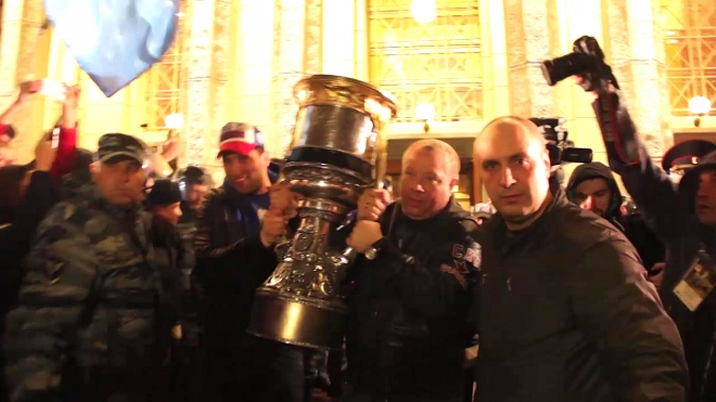 Болельщики встретили СКА с Кубком Гагарина в Пулково. Ковальчук устроил зажигательные танцы