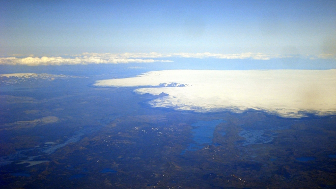 Извержение вулкана в Исландии парализовало воздушное сообщение