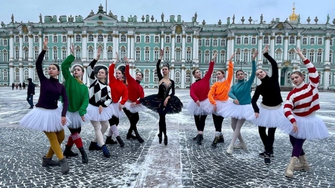 Ученицы из школы №654 под руководством балерины Мариинки устроили флешмоб на Дворцовой 