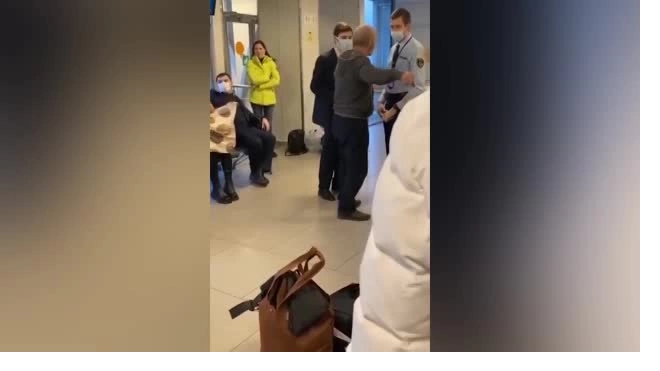 Видео: в Пулково пассажиры скрутили дебошира, который скандалил с сотрудниками аэропорта