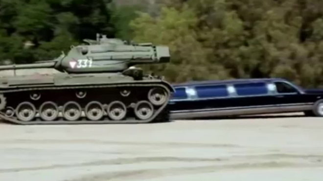 Шварценеггер на личном танке переехал лимузин
