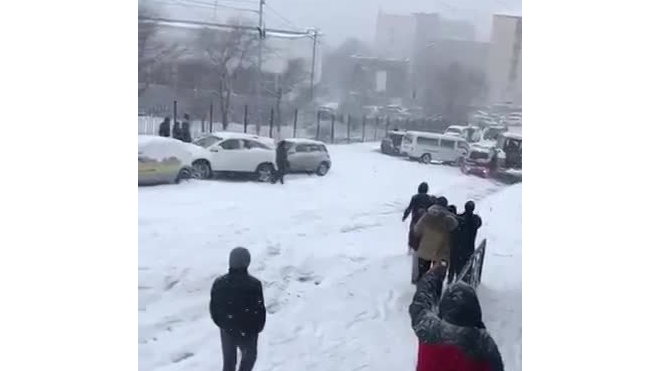 Во Владивостоке дорожный боулинг: из-за снегопада машины летят друг в друга