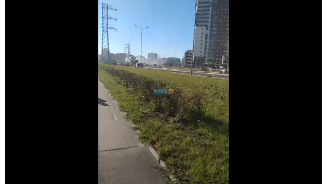 Пожар в Приморском районе: дым белой пеленой окутал  Парашютную улицу