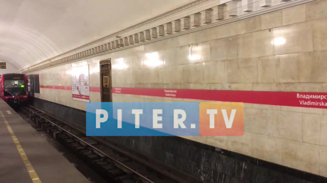 Видео: на красной ветке петербургской подземки поезда встали в пробку 