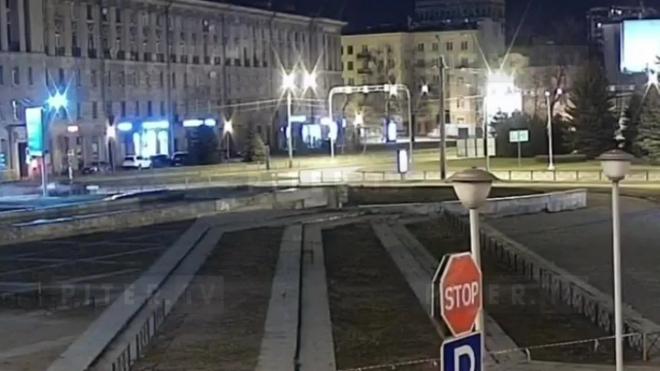 На площади Климова каршеринг припарковался в кустах: видео