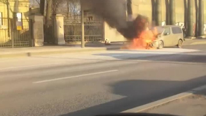 На Свердловской набережной очевидцы заметили горящий автомобиль