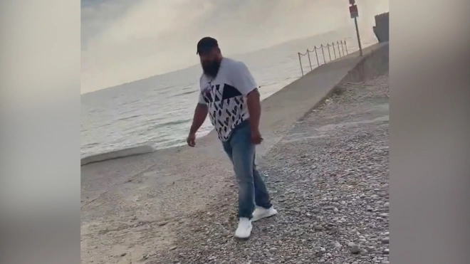 В Сочи проверят видео с пляжа, где охранник оскорблял посетителей