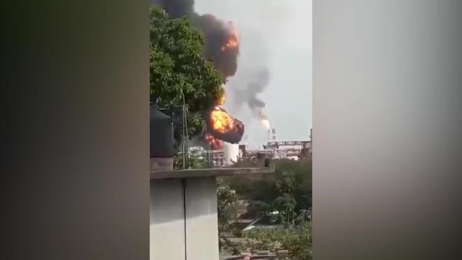 На НПЗ на востоке Мексики произошел пожар после нескольких взрывов