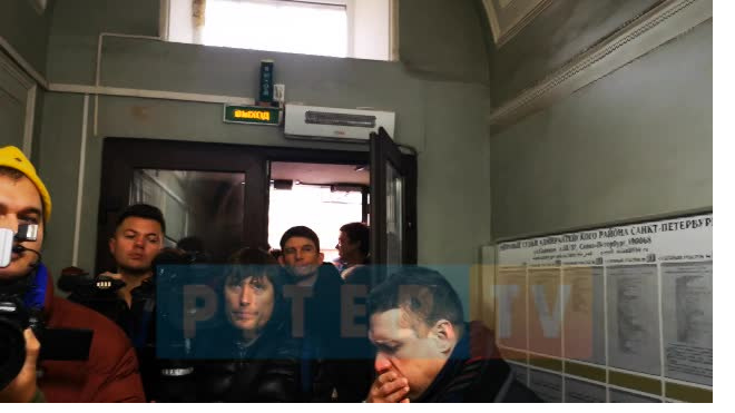 Возле здания суда, где рассмотрят дело доцента СПбГУ Соколова, выстроилась огромная очередь