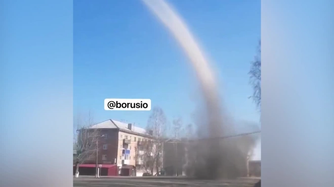 В Красноярском крае очевидцы сняли на видео "торнадо" посреди ясного неба