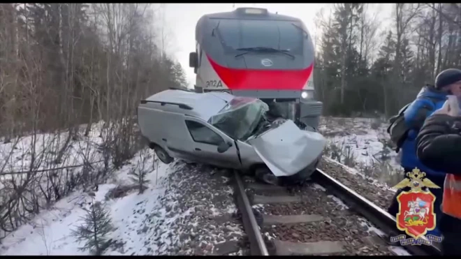 Электричка снесла "Ладу" в подмосковной Дубне, есть погибший