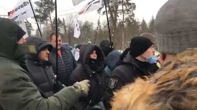 Протестующие украинские предприниматели пришли к госдаче Зеленского