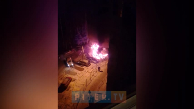 Видео: в Сертолово выгорели две иномарки