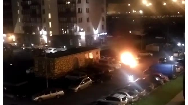 Появились фото и видео крупного автомобильного пожара в Кудрово