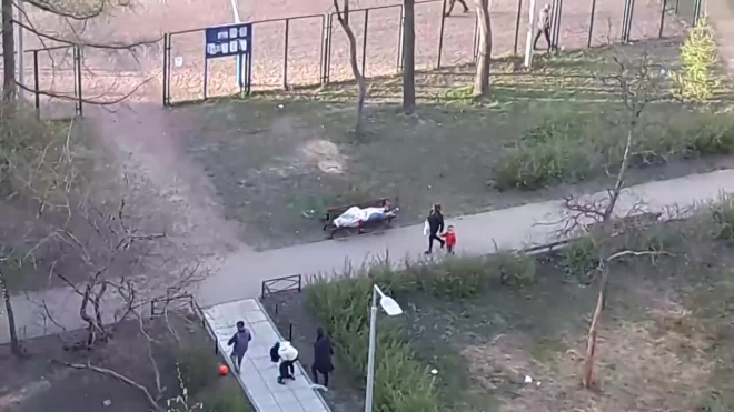 Видео: на проспекте Стачек дети три часа играли напротив трупа