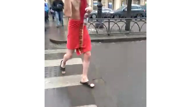 В Петербурге разгуливает мужчина одетый в полотенце, шапку, шарф и с водкой в руках  