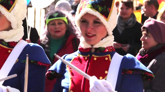 1 апреля клоуны с осликом весело хулиганили на Невском во славу Гоголя