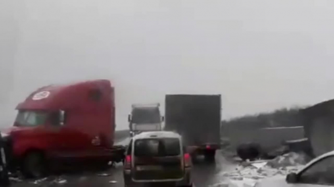 Ужасающее видео из Казани: на дороге столкнулись две фуры и легковушка