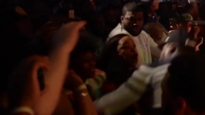 Видео: американский рэпер 50 Cent нечаянно побил фанатку