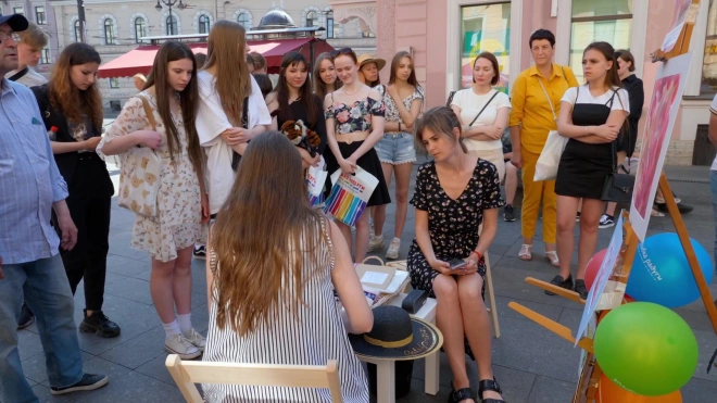 Портреты помадой и косметическое расхламление: как на Невском открыли 1000-й магазин "Улыбки радуги"