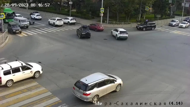 В центре Южно-Сахалинска скорая помощь попала в ДТП