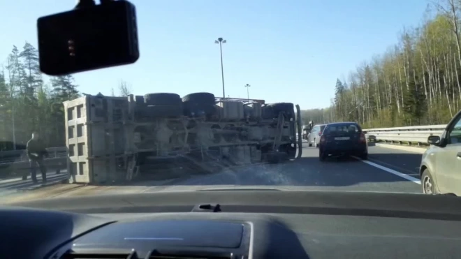 Грузовик опрокинулся на КАД в районе Низино