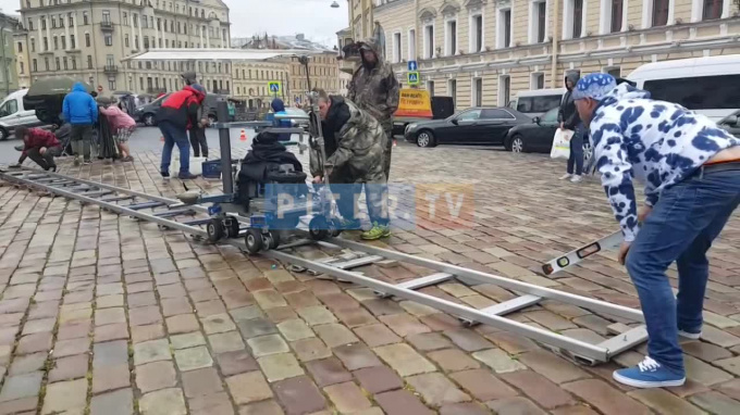 Видео: около Дворцовой площади проходят съемки фильма 