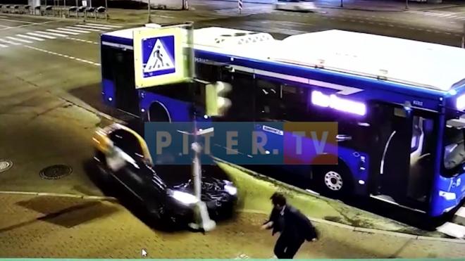 Видео: пассажиру автобуса удалось избежать падения на него дорожного знака на Кузнецовском проспекте