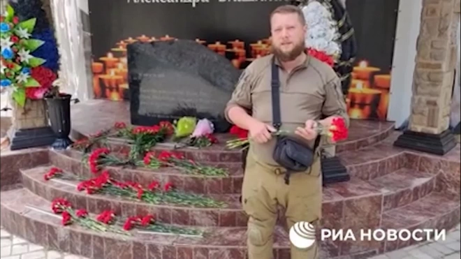 Жители Донецка  возложили цветы к месту гибели первого главы ДНР Александра Захарченко